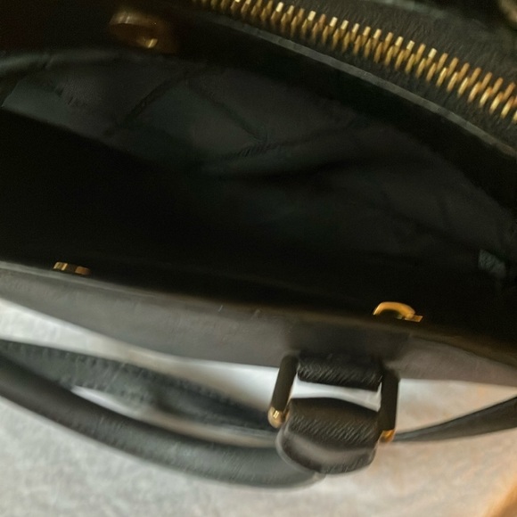 Michael Kors: Black Sheila Medium Faux Saffiano Leather Satchel- Gold Tone - Picture 13 of 15